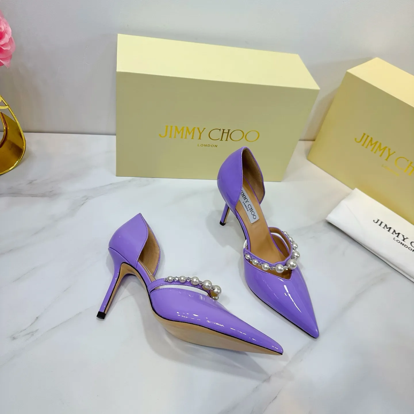 👟👟Ex-factory price 620👟👟 JIMMY CHOO (Jimmy CHOO) 💝💝💝 is a very comprehensive noble fashion lifestyle brand, with a series of women's high-heeled, medium-heeled, flat-heeled sandals with the same straps from major fashion bloggers and celebrities in Hong Kong and the United States.  The Australian pointed toe, round toe and square toe series are simply beautiful. Fall in love with elegance and playful sense of the future. Just by looking at them, you want to own them immediately, but you can really think about a pair of exquisite high heels~~~~~~~~~~~~~~~~~ 💝This series is specially designed for extraordinary and indifferent ladies, thus creating a unique overall effect, Jimmy Choo Design products that inspire women to move forward and show their charm💝💝💝 1⃣️Material: Imported patent leather 2⃣️Inner: Imported Italian lambskin, super soft and delicate 3⃣️Outsole: Imported Italian original original color genuine leather outsole Heel height 8.5 4⃣️Code number: 35 to 39 (34.40.41.42. Customized)